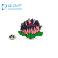 China Hersteller benutzerdefinierte Metall weiche Emaille elegante Blume mit handgeformter Anstecknadel zur Dekoration